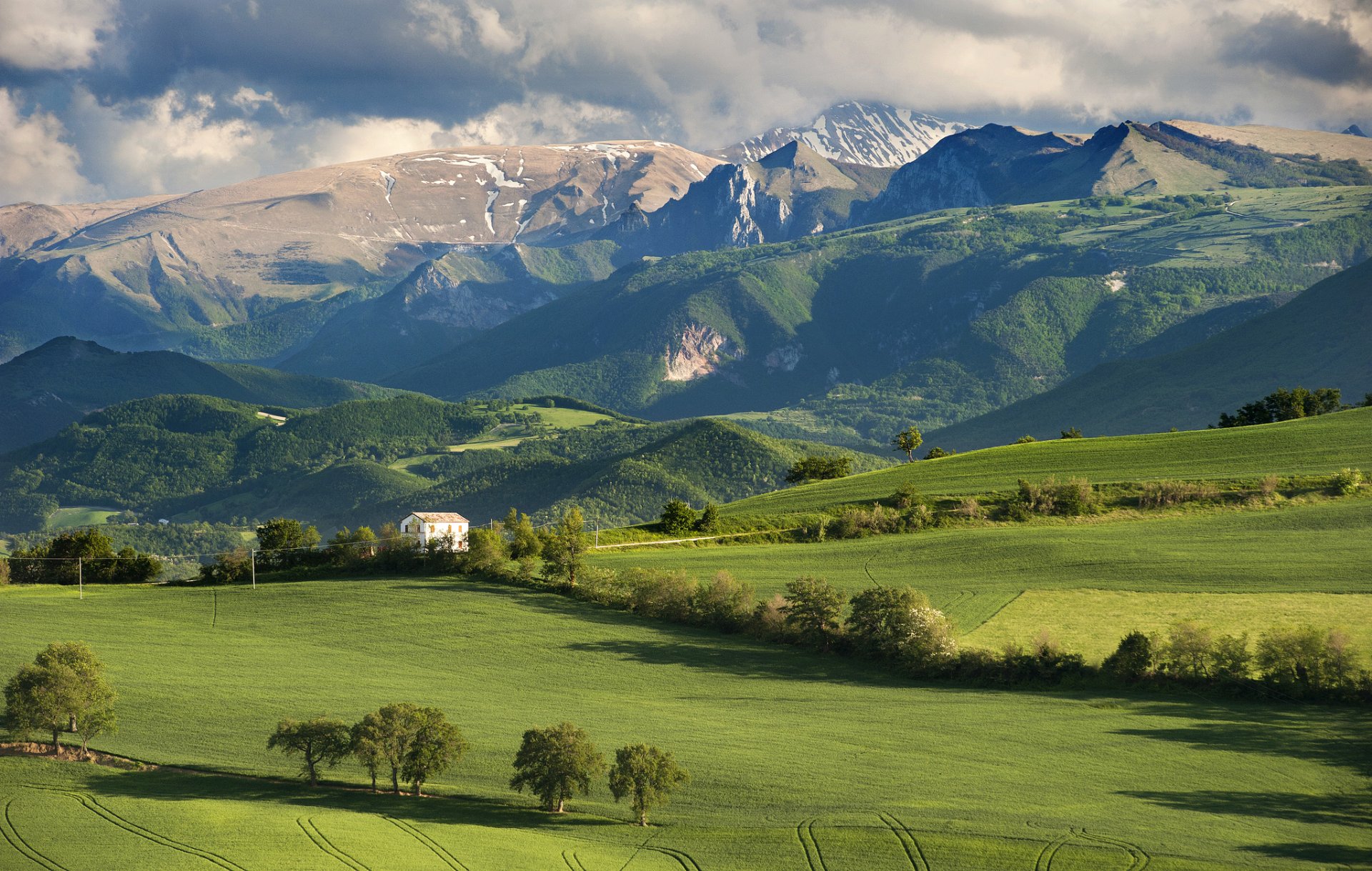 italie champ arbres maison montagnes ciel nuages