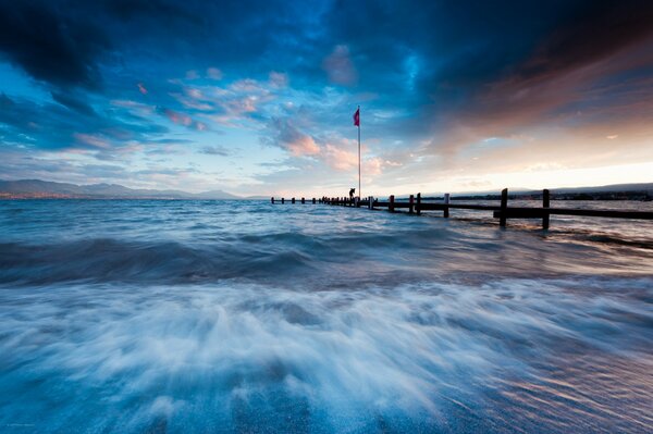 Magnifique pont de paysage sortant de la mer