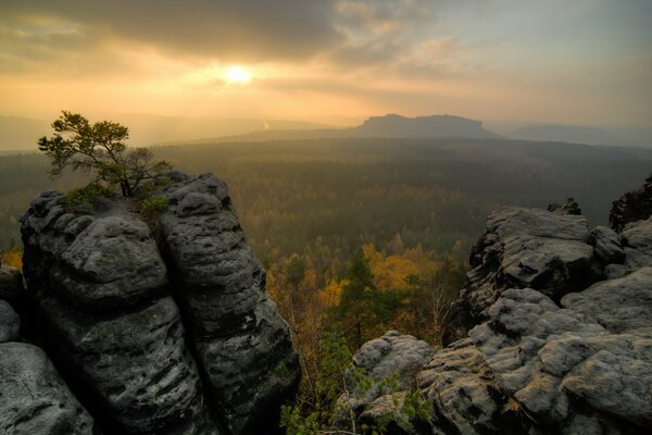 Paysage d automne avec coucher de soleil et montagnes