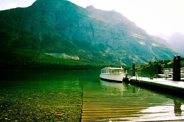 Vue sur le lac de montagne de St Mary