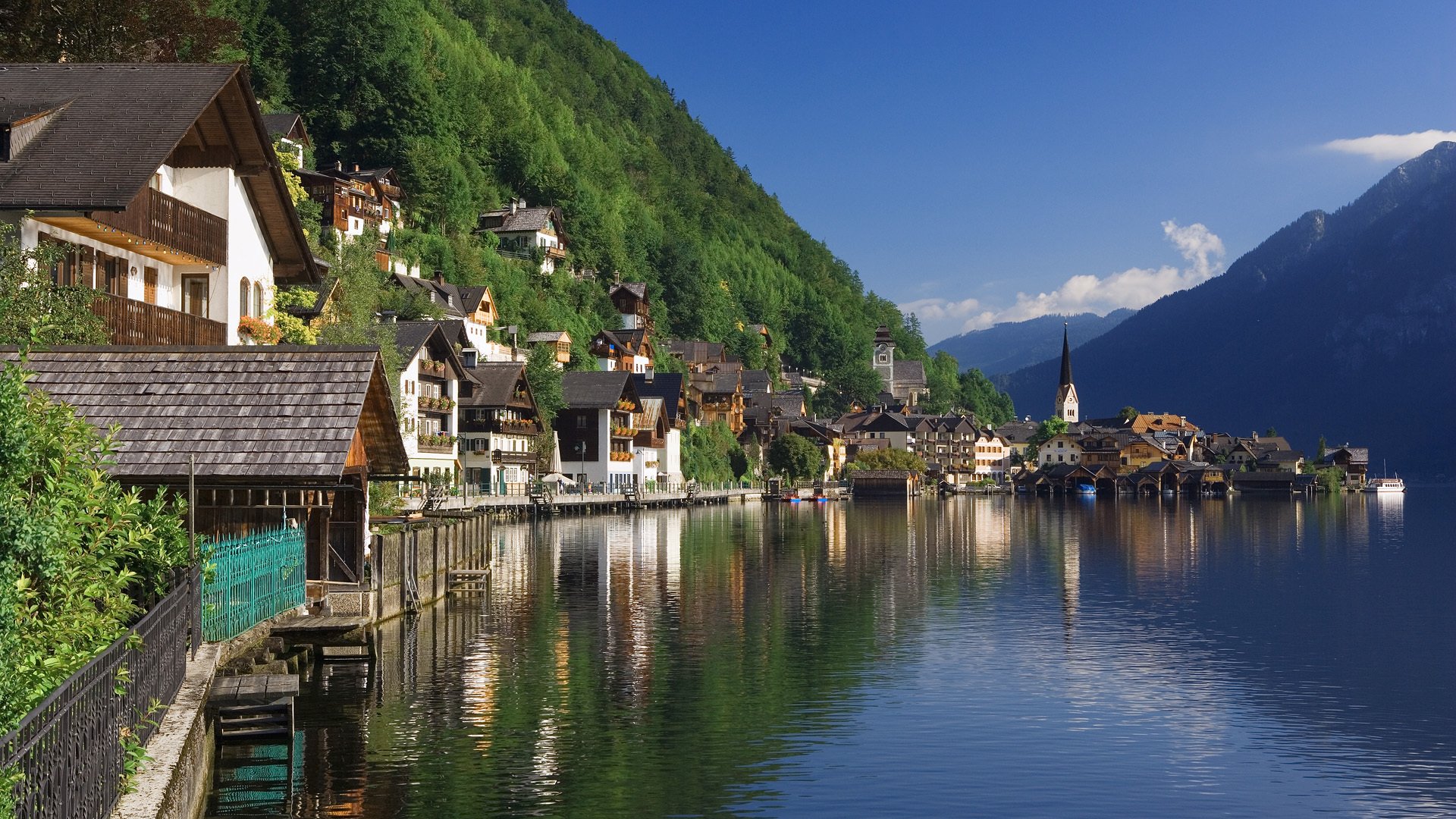 hallstatt salzkammergut rivière autriche hallstatt ville lac paysage collines montagnes forêt nature maisons