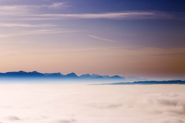 Brouillard épais et les sommets des montagnes alpines