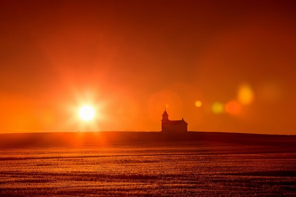 Coucher de soleil écarlate sur l église de Yon