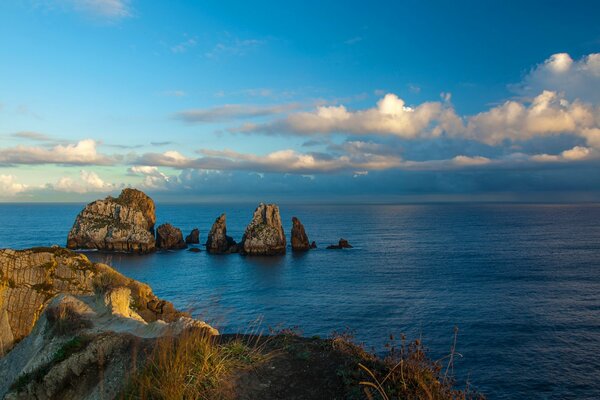 La beauté de la nature. Paysage avec la mer et les rochers
