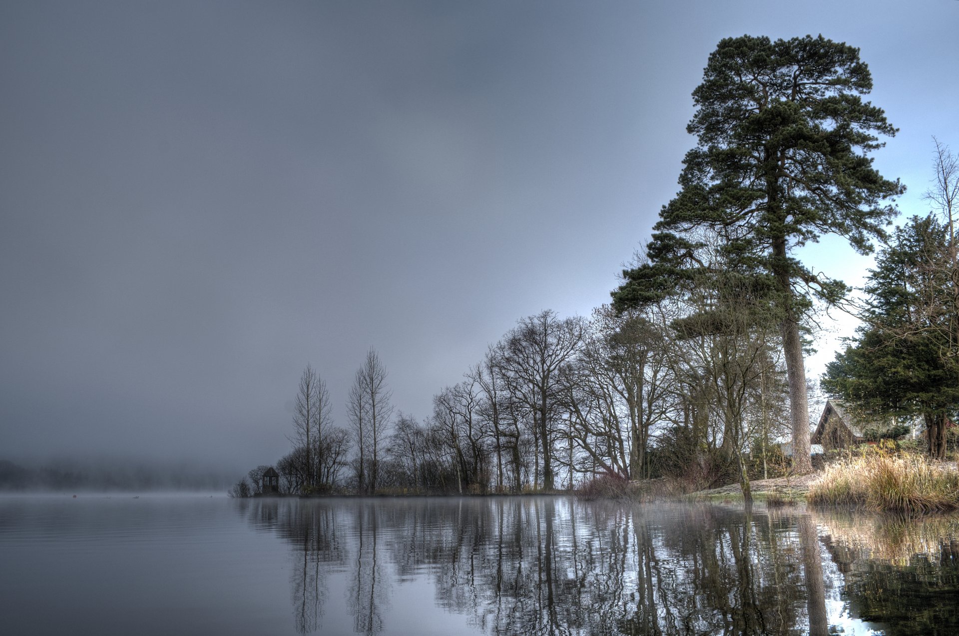 ciel eau arbres maison brouillard lac rivière