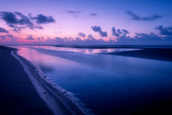 Paysage de nuit sur la mer