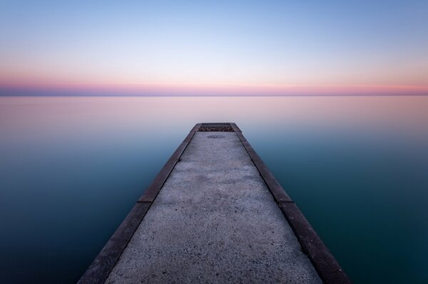 Beau lac. Soirée Canada. Ciel horizontal