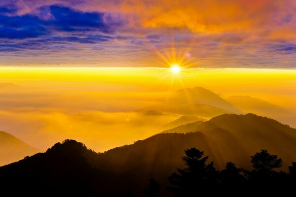 Beau coucher de soleil dans le paysage de montagne