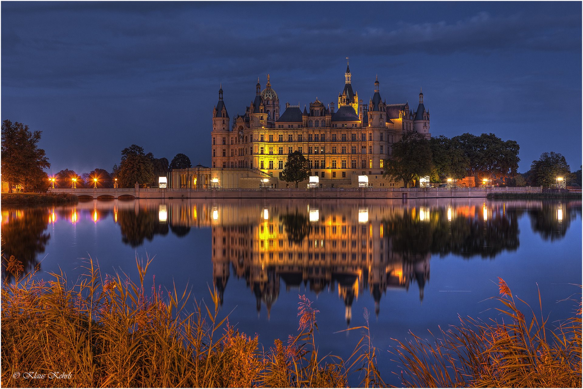 allemagne schwerin château lumières éclairage lac nuit bleu ciel réflexion