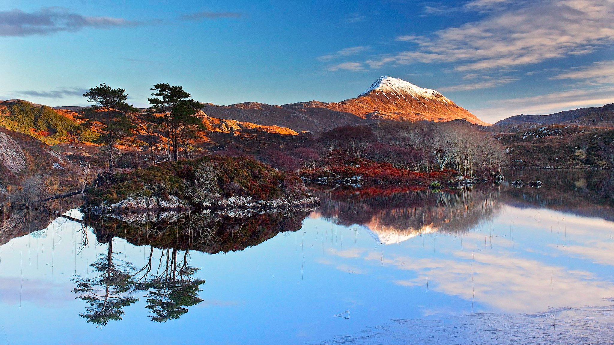 ecosse ciel nuages coucher de soleil montagnes neige lac arbres réflexion île mer