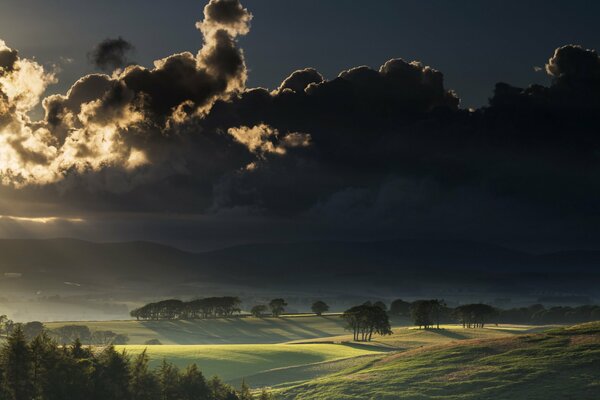 Coucher de soleil sombre dans la vallée verte