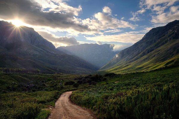 Terrain montagneux, sentier coucher de soleil