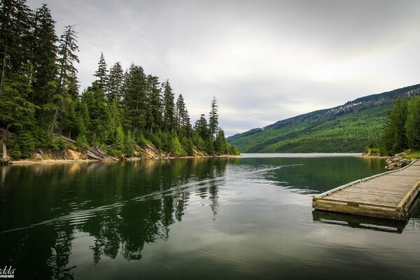 Rivière au Canada et jetée en bois